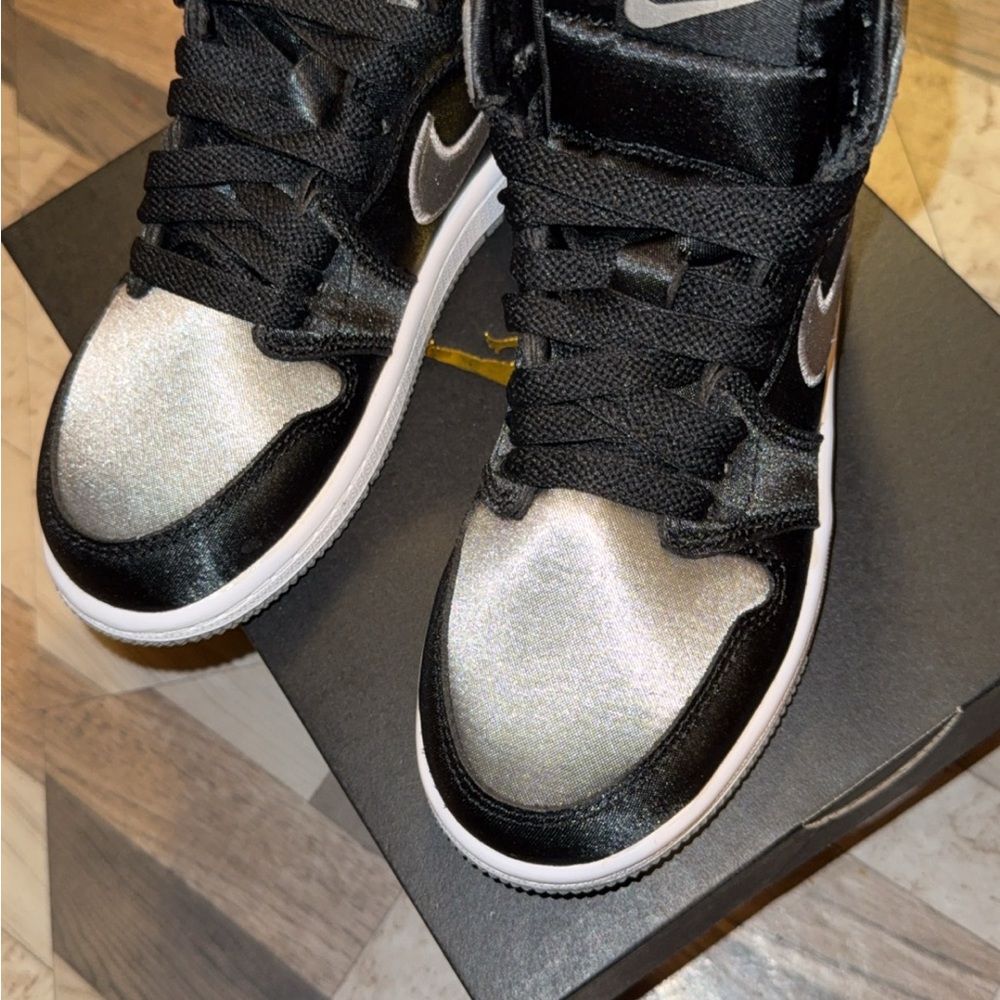 Jordan 1 Retro High OG Kids Sneakers Black and Metallic